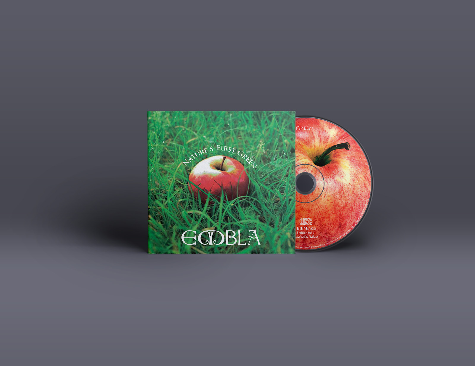 Foto mock-up av cd cover for Embla med label stikkende ut fra siden